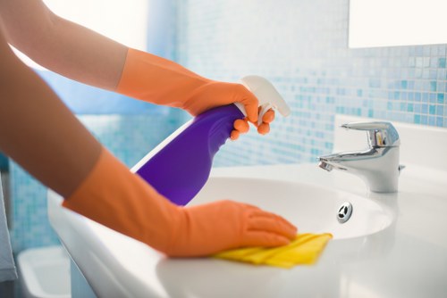 Professional carpet cleaning in SE3 removing dirt from a living room carpet